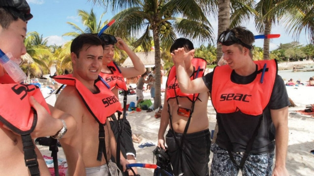  Snorkeling equipment 